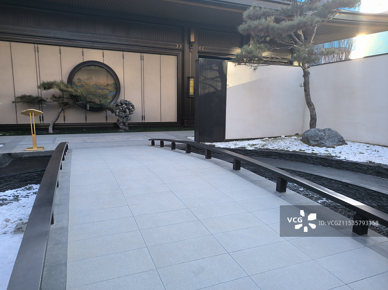 古典风格建筑和门前广场图片素材