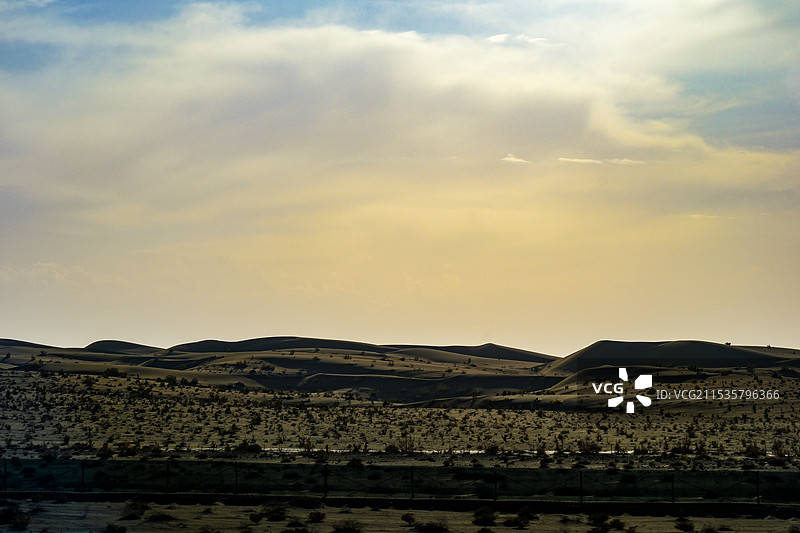 中国甘肃酒泉市阿克塞的沙漠戈壁风光，阿克塞哈萨克族自治县，大漠戈壁图片素材