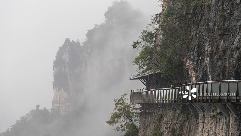 晨雾缭绕下的清江方山图片素材