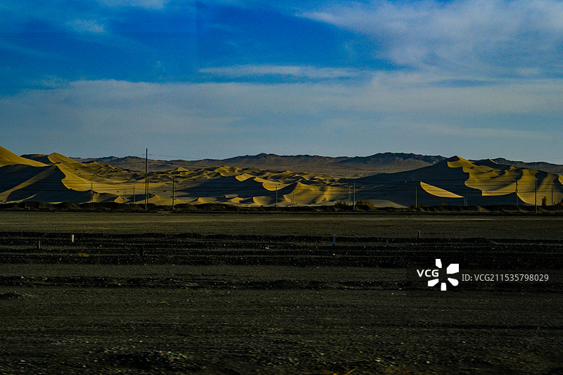 中国甘肃酒泉市阿克塞的沙漠戈壁风光，阿克塞哈萨克族自治县，大漠戈壁图片素材