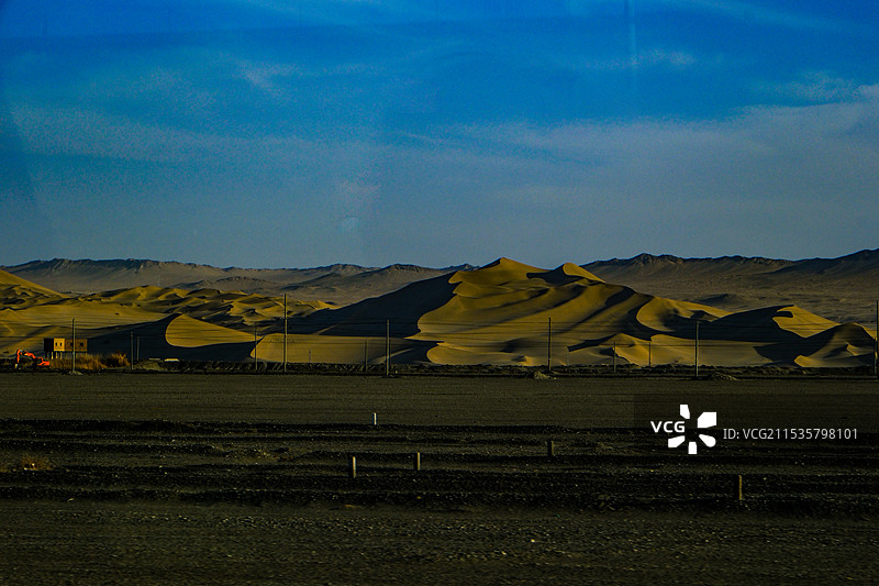 中国甘肃酒泉市阿克塞的沙漠戈壁风光，阿克塞哈萨克族自治县，大漠戈壁图片素材