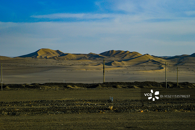 中国甘肃酒泉市阿克塞的沙漠戈壁风光，阿克塞哈萨克族自治县，大漠戈壁图片素材