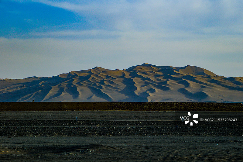 中国甘肃酒泉市阿克塞的沙漠戈壁风光，阿克塞哈萨克族自治县，大漠戈壁图片素材