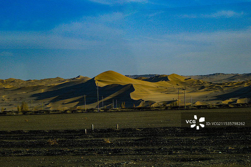 中国甘肃酒泉市阿克塞的沙漠戈壁风光，阿克塞哈萨克族自治县，大漠戈壁图片素材