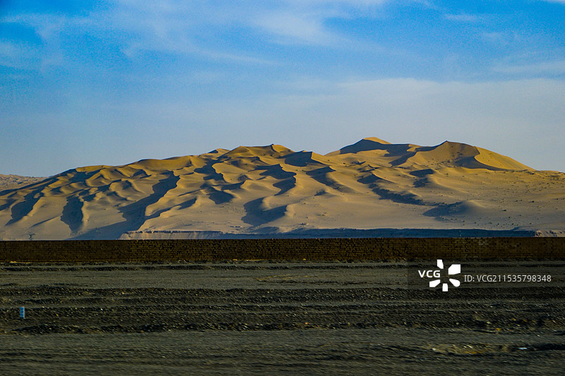 中国甘肃酒泉市阿克塞的沙漠戈壁风光，阿克塞哈萨克族自治县，大漠戈壁图片素材