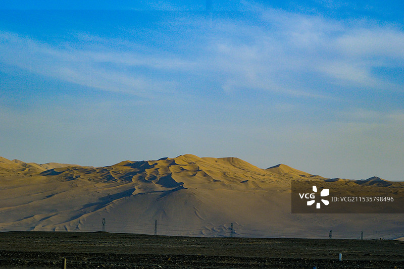 中国甘肃酒泉市阿克塞的沙漠戈壁风光，阿克塞哈萨克族自治县，大漠戈壁图片素材