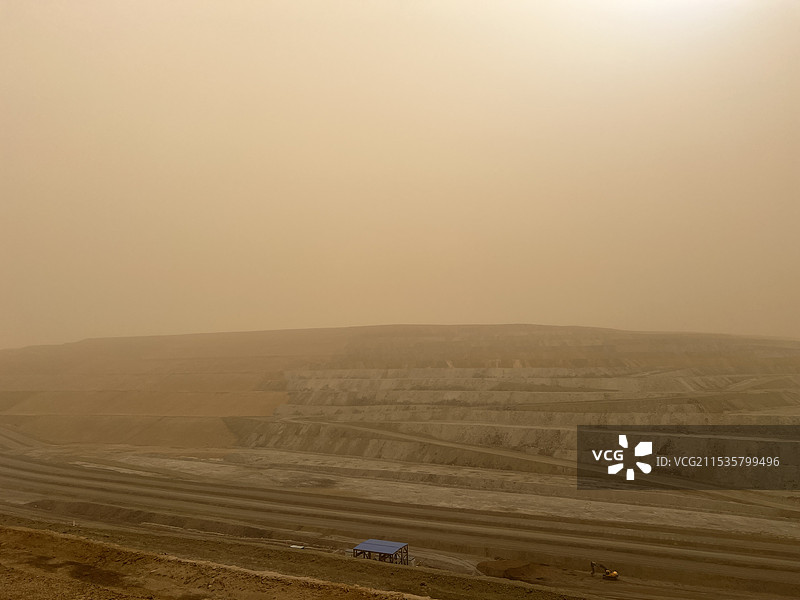 内蒙古锡林郭勒盟沙尘暴天气露天煤矿图片素材