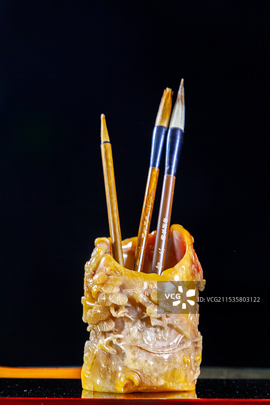 文房四宝老挝田石松鹤图笔筒图片素材