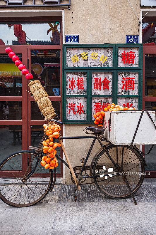 青岛劈柴院美食街  二八大杠自行车图片素材