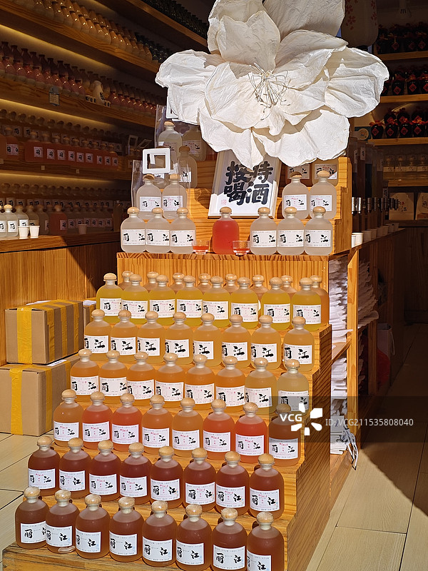 丽江古城里的酒铺图片素材