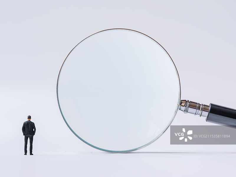 放大镜、人物背影与白色背景留白图片素材