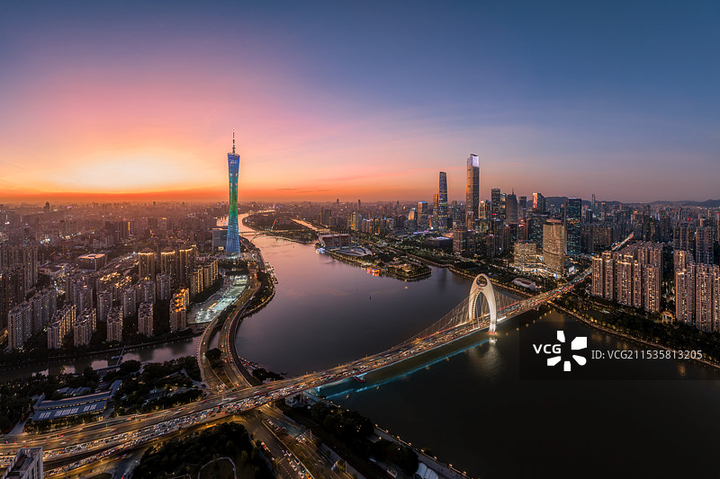 日落余晖中的珠江与广州塔、珠江新城图片素材