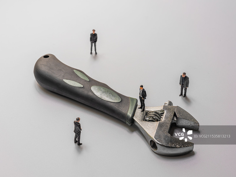 活动扳手、四个西装人物与白色背景留白图片素材