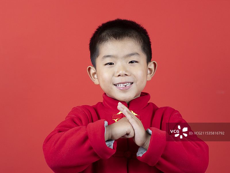 春节母子家门口拜年图片素材