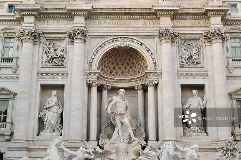 意大利罗马最著名的许愿池（特雷维喷泉）上的海神波塞冬雕像图片素材