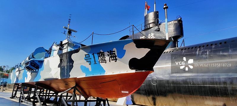 晴朗蓝天下的船的低角度视图图片素材