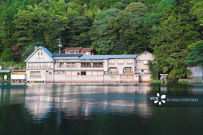 夏天的日本九州大分县由布院金鳞湖与湖边房屋建筑图片素材