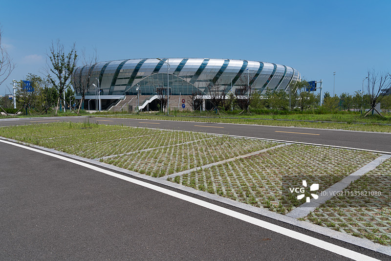 现代城市特色建筑前的停车场图片素材