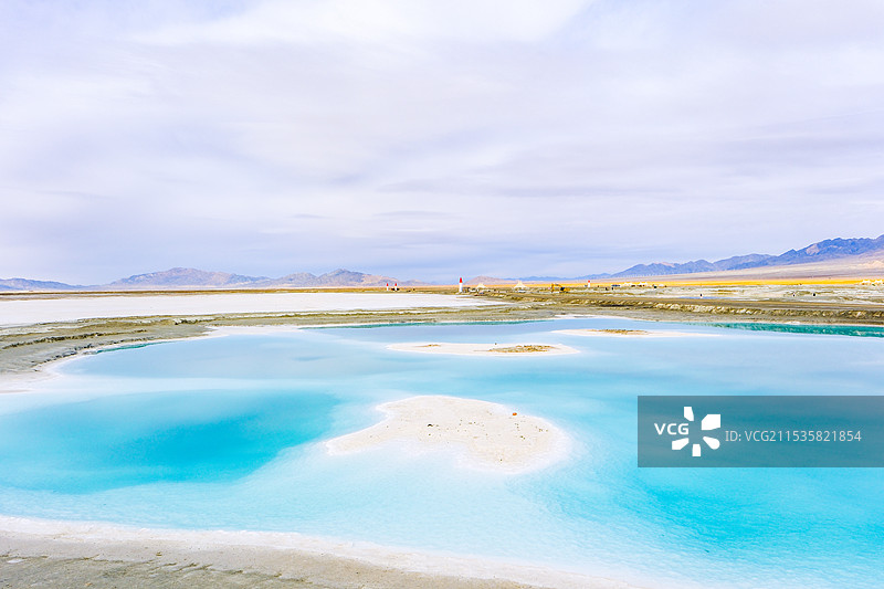 中国青海海西蒙古族藏族自治州大柴旦翡翠湖，国家4A级景区，大柴旦盐湖风貌，硫酸镁亚形盐湖，柴达木盆地图片素材