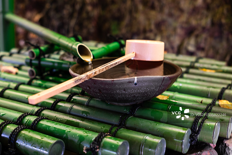 日本寺庙中御手洗的柄杓以及装水的器皿和引水的竹子管道图片素材