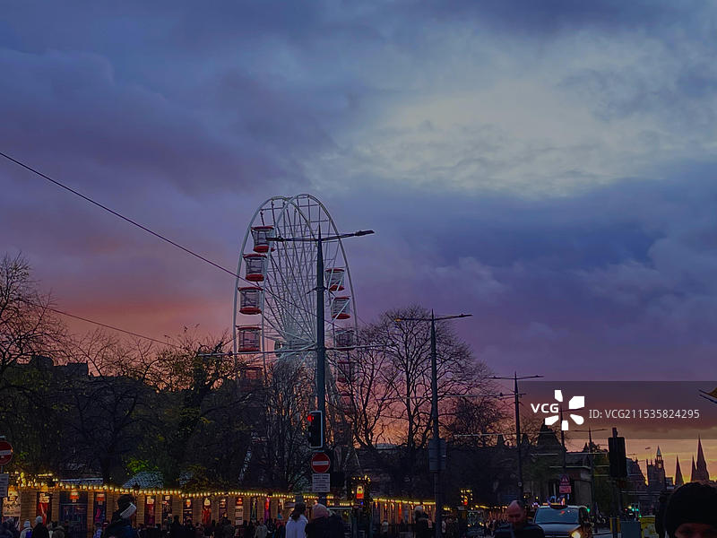 黄昏下的爱丁堡司各特纪念塔与圣诞集市 Scott Monument图片素材