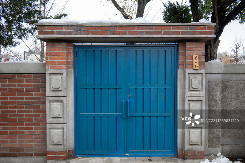 ：五颜六色的彩色之门图片素材