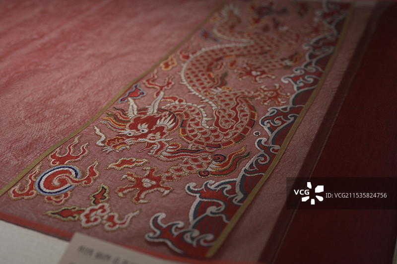 织绣 孔雀羽织金妆花纱龙袍图片素材