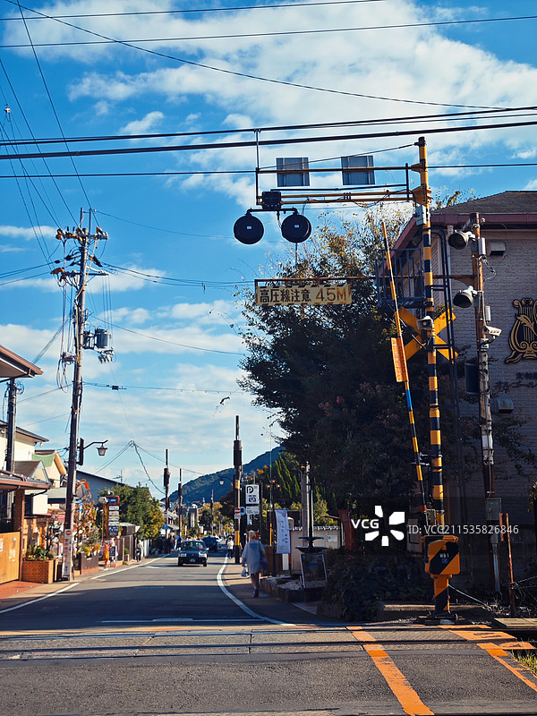 日本京都城市街道上的电车轨道小清新图片素材