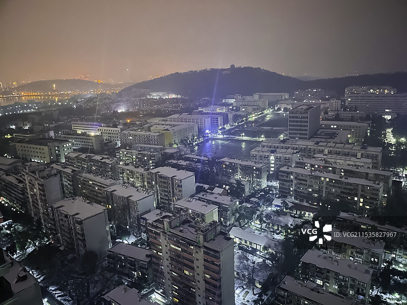 武汉晚霞夜色下的雪景--武汉汉江的冻雨冰雪天图片素材