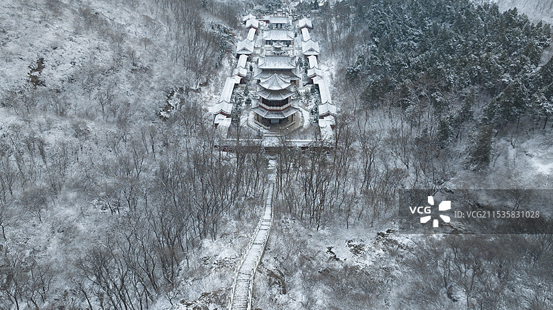 航拍国家森林公园鹤伴山雪景图片素材