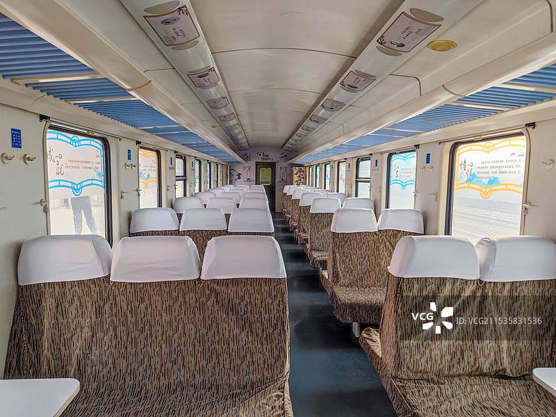 整洁空旷的的绿皮普速火车硬座车厢图片素材