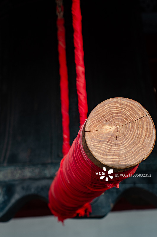 洛阳周公庙钟楼上的大钟图片素材