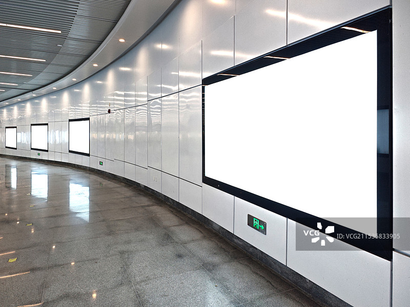 中国浙江杭州之江文化中心地铁站地下通道的广告牌图片素材