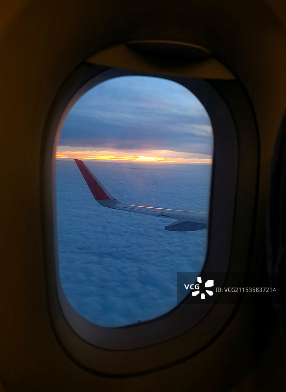 飞机舷窗视角天空图片素材