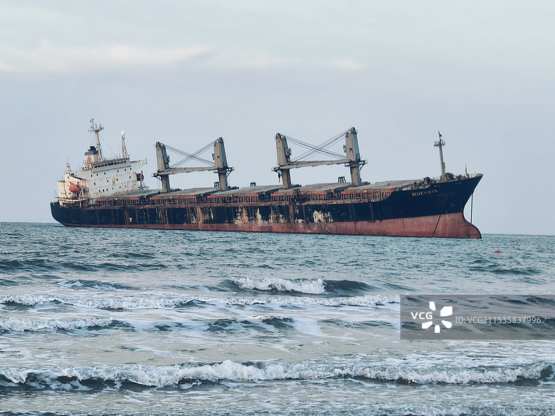 海浪中的布鲁斯维斯号图片素材