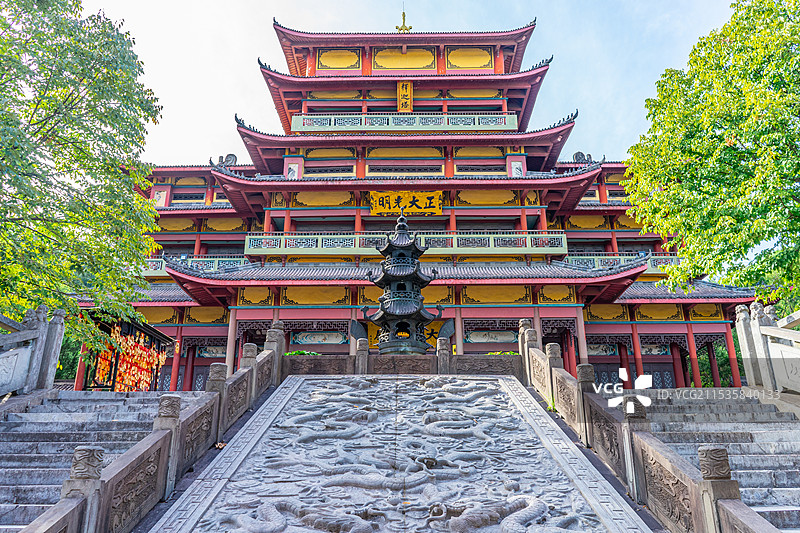 中国寺庙宗教文化拍摄主题，浙江金华东阳横店大智禅寺,大雄宝殿门口的石雕龙雕壁画，户外白昼无人图像摄影图片素材