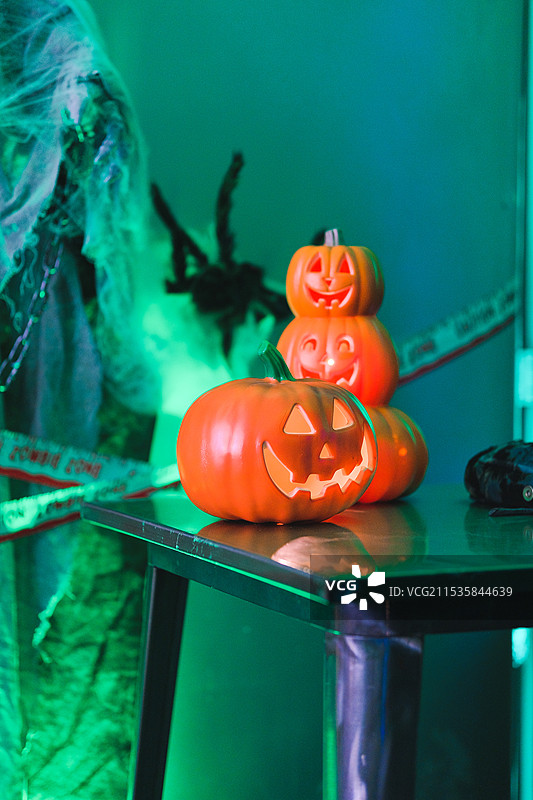 万圣节夜晚桌子上的空心南瓜灯特写镜头图片素材