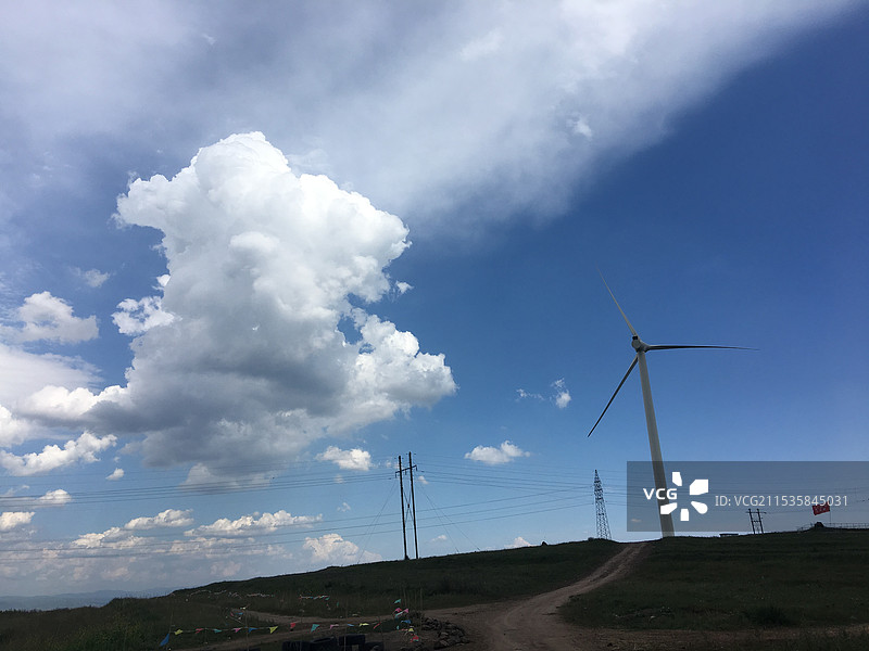 张北草原天路蓝天白云和绿草地图片素材