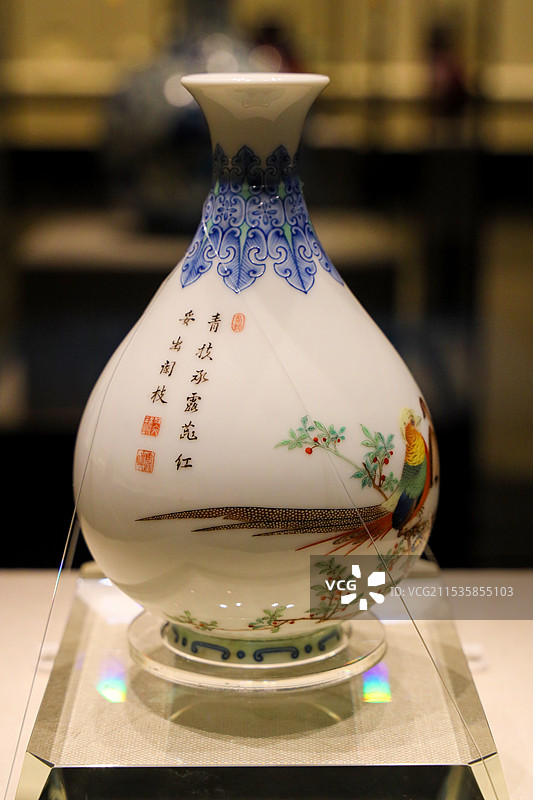 天津市天津博物馆，馆藏乾隆款珐琅彩芍药雉鸡图玉壶春瓶（清）图片素材