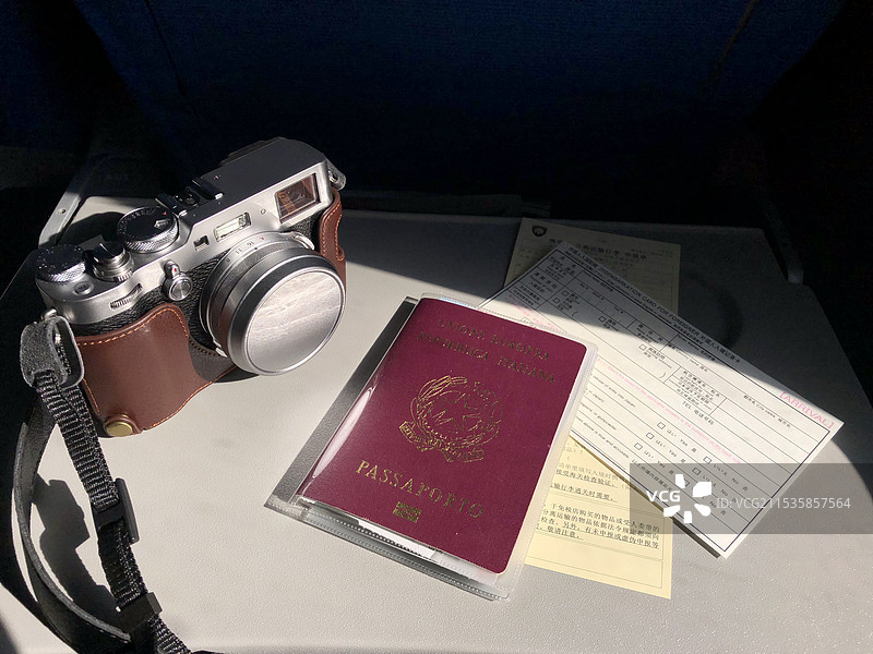 意大利护照乘坐飞机旅行，出国旅游图片素材