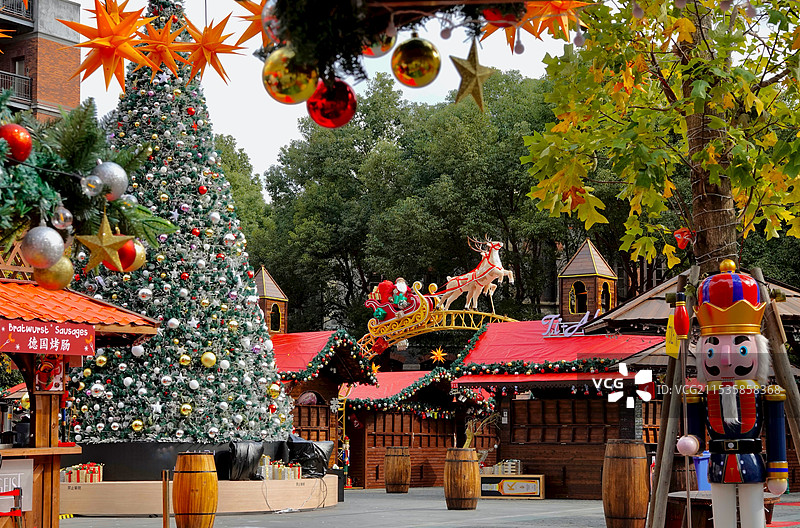 上海外滩源暖冬嘉年华圣诞市集图片素材