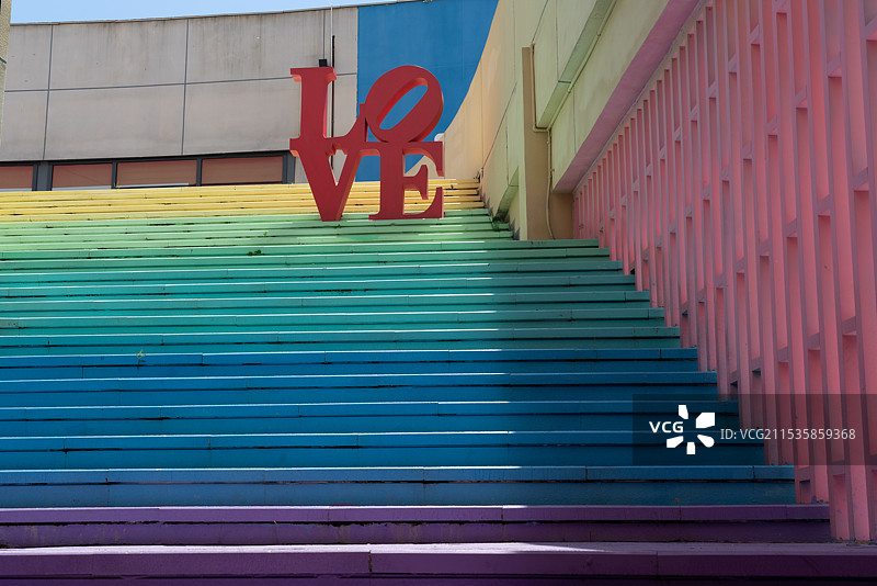 彩色楼梯上的LOVE字母图片素材