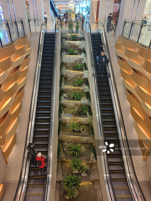 将台颐堤港商场特色流水瀑布电梯图片素材