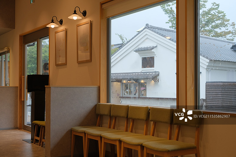 现代咖啡馆室内内部一排靠窗的空座椅图片素材