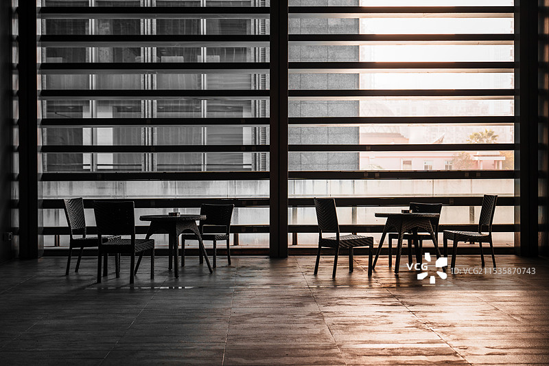 商圈角落的空椅子和桌子图片素材