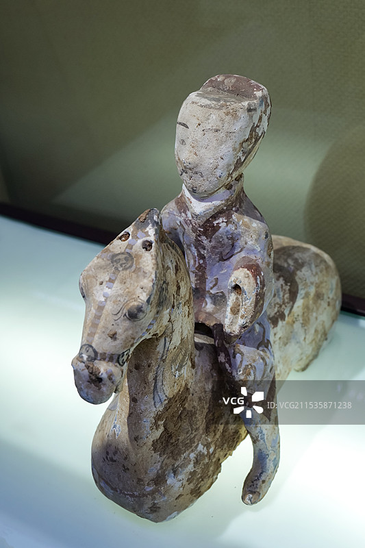 彩绘陶骑马俑 东汉 济南市平阴县东阿镇阿胶厂工地出土 济南市平阴县博物馆提供 济南市博物馆藏图片素材