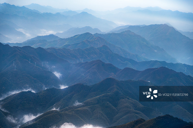 黄山对天的高角度视图图片素材