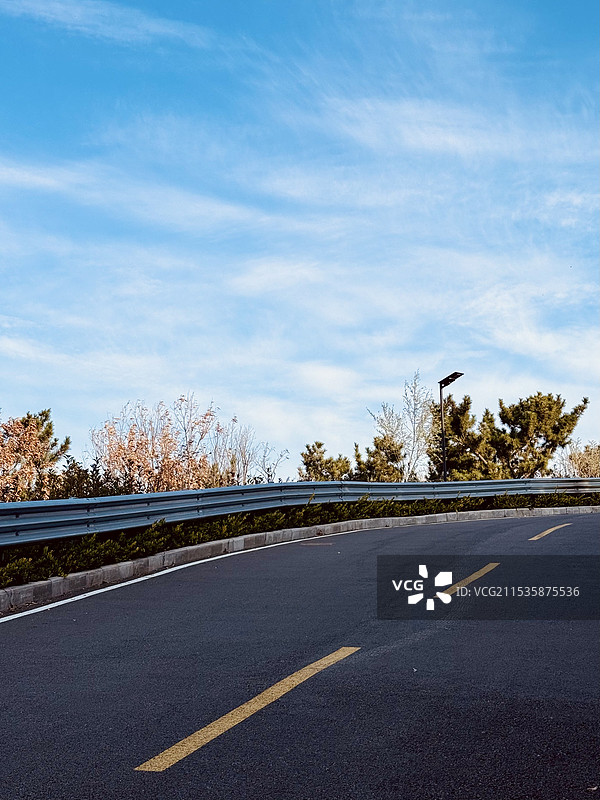 汽车广告背景图-蓝天下的公路图片素材