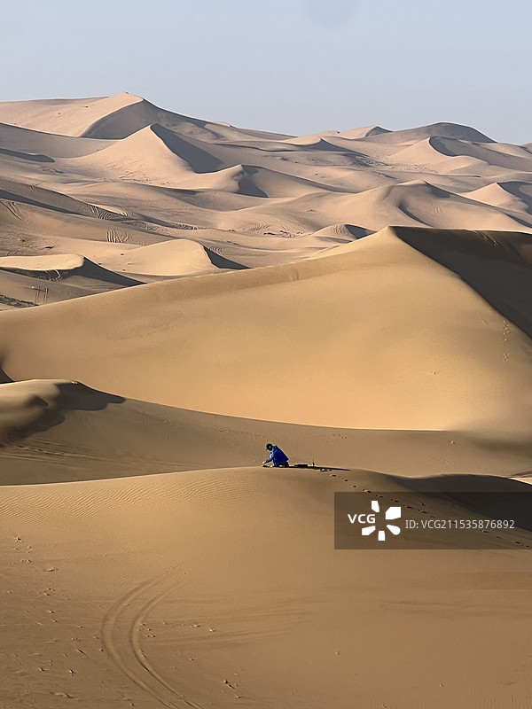 沙漠中的人图片素材