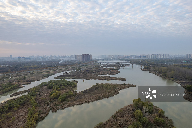 西安渭河生态河水朝霞日出鱼鳞纹图片素材